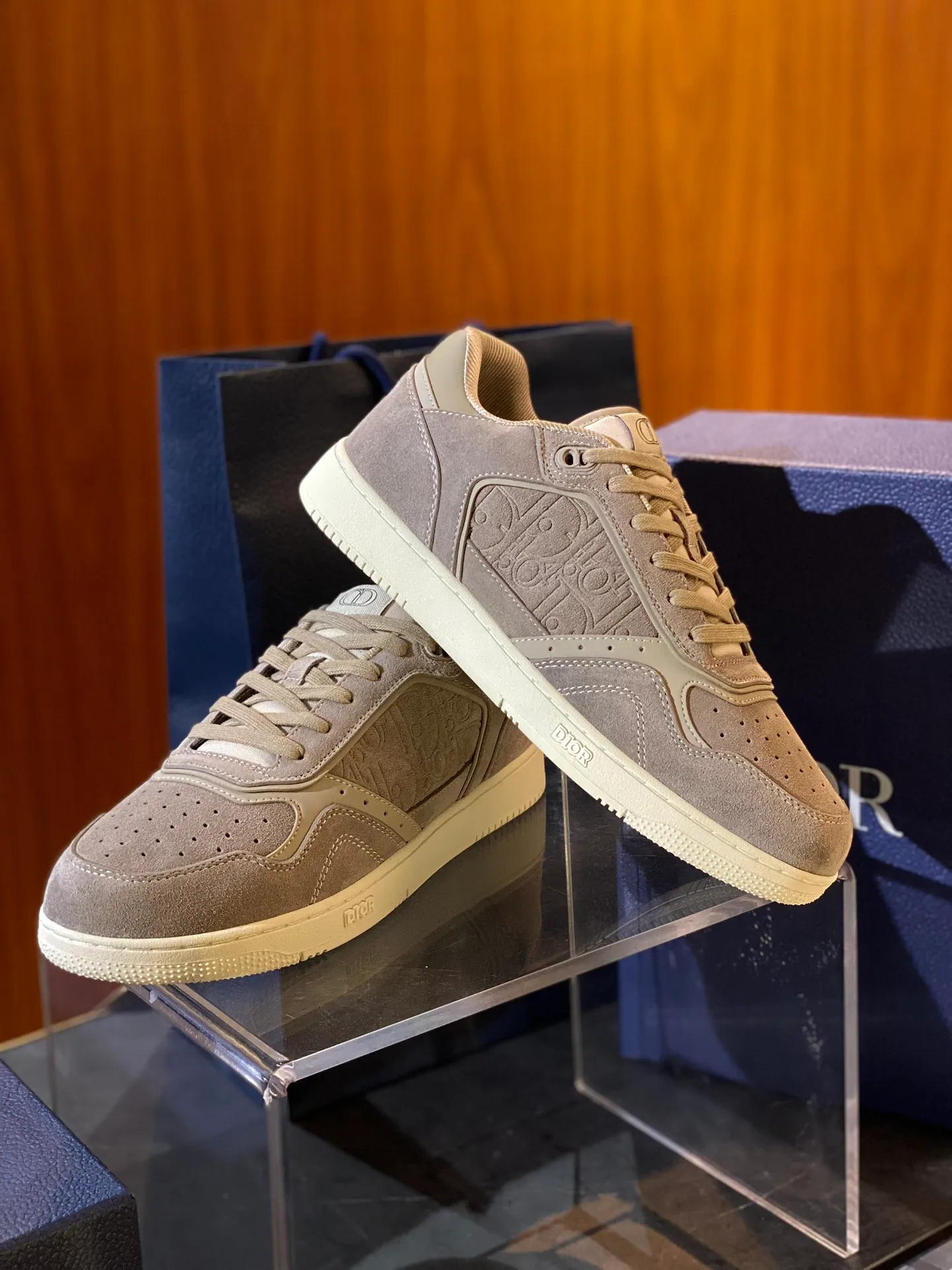💰780 Dior| New B27 style for men and women ♞size; women 35~40, men 38~47 B27 is so handsome! The best and most eye-catching Dior wear is B27. The combination is invincible. It is versatile for everyday use and you don’t have to choose any combination. B27 feels comfortable on your feet. If you like this simple and elegant color scheme, you must buy it.